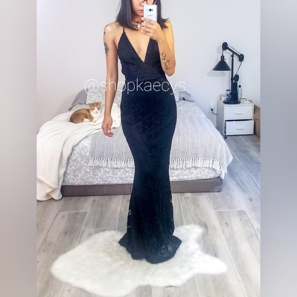 Plunging Mermaid Lace Black Strappy Gown - Picture 3 of 6